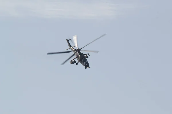 29 Agosto 2019 MOSCOW, RÚSSIA: Um helicóptero militar escuro voando no céu com faróis ligados - vista frontal — Fotografia de Stock