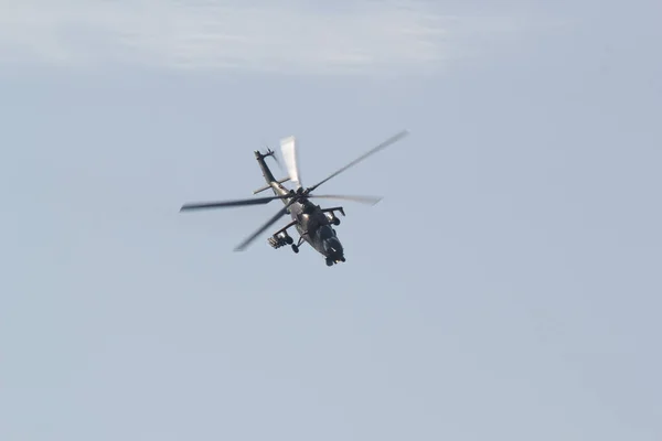 29. August 2019 Moskau, Russland: Ein dunkler Militärhubschrauber fliegt mit eingeschaltetem Scheinwerfer in den Himmel - Frontansicht — Stockfoto