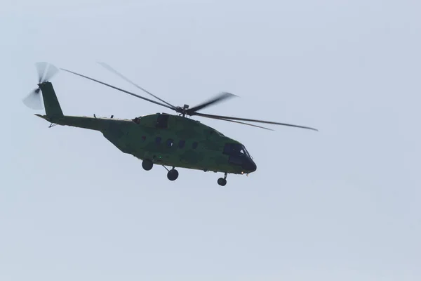 30 AGOSTO 2019 MOSCOW, RÚSSIA: Um helicóptero verde de coloração militar voando no céu - vista lateral — Fotografia de Stock