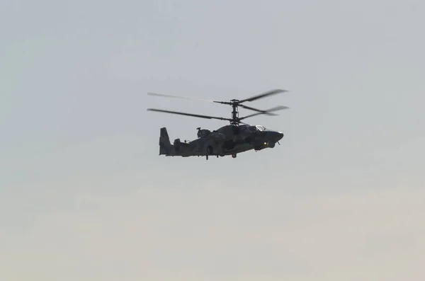 29 серпня 2019 Москва, Росія: Військовий темний вертоліт з двома парою лопатей, що літають у небі — стокове фото