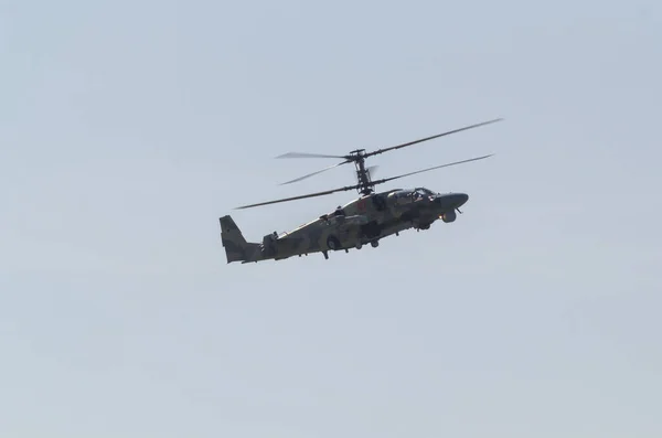 29 Agosto 2019 MOSCOW, RÚSSIA: Força Aérea Russa - Um helicóptero militar escuro com dois pares de lâminas voando no céu — Fotografia de Stock