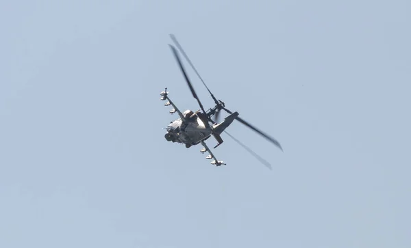 29 sierpnia 2019 Moskwa, Rosja: Rosyjskie Siły Powietrzne - Helikopter wojskowy z dwiema parami ostrzy latającymi po niebie — Zdjęcie stockowe