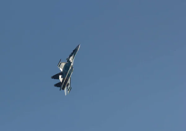 29 augustus 2019 Moskou, Rusland: Een lichtgroene militaire straaljager in de lucht — Stockfoto