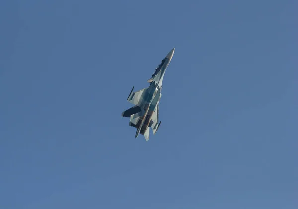 29 AGOSTO 2019 MOSCÚ, RUSIA: Fuerza Aérea Rusa - Un avión de combate militar verde claro volando en el cielo — Foto de Stock