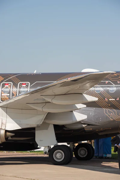 30 AGOSTO 2019 MOSCÚ, RUSIA: una exposición de aviones al aire libre - un avión de pasajeros marrón — Foto de Stock