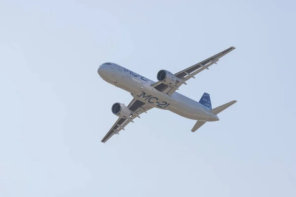 30. srpna 2019 Moskva, Rusko: Osobní letadlo letící na čistém nebi - Airbus Mc-21 — Stock fotografie
