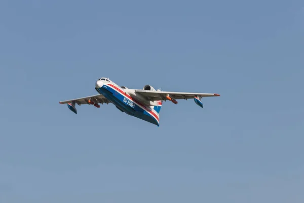 30 AUGUST 2019 MOSCOW, RUSSIA: A passenger plane flying in the sky - front view - UAR BE-200ES — Stock Photo, Image