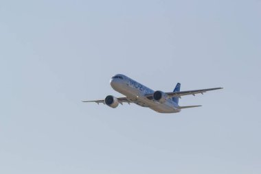 30 Ağustos 2019 Moskova: Açık mavi gökyüzünde uçan büyük yolcu uçakları - ön taraf görüntüsü - Airbus Mc-21 300