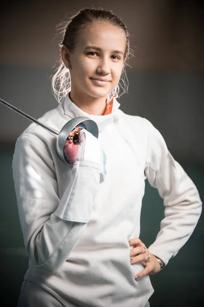 Een portret van een jonge vrouw schermer met een zwaard — Stockfoto