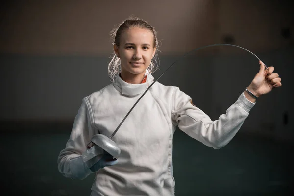 Een portret van een jonge lachende vrouw schermer buigen een singlestick — Stockfoto