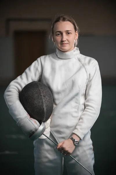 Een jonge vrouw fencer staan in de school sportschool — Stockfoto
