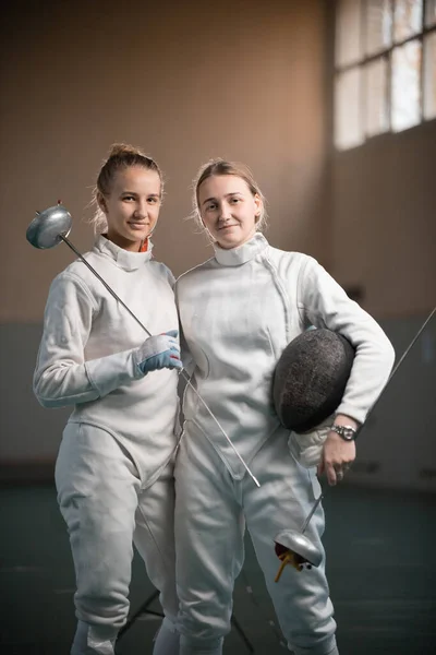 Портрет двох молодих жінок фехтувальниць — стокове фото