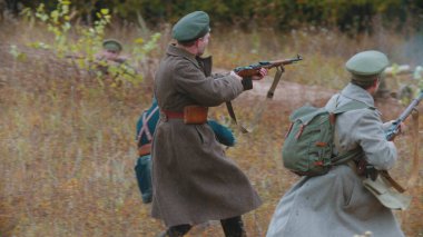 Sahadaki üç asker düşmanlarını vuruyor.