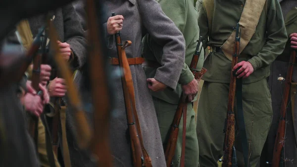Několik vojáků ve válečných šatech stojí vedle sebe se zbraněmi.. — Stock fotografie