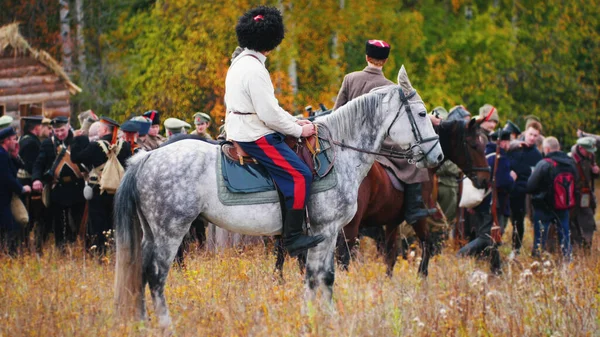 Soldado está sentado en los caballos y mirando a sus asociados — Foto de Stock