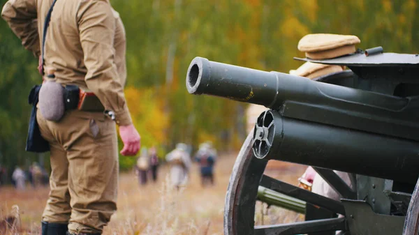 Voják stojící vedle kulometu — Stock fotografie