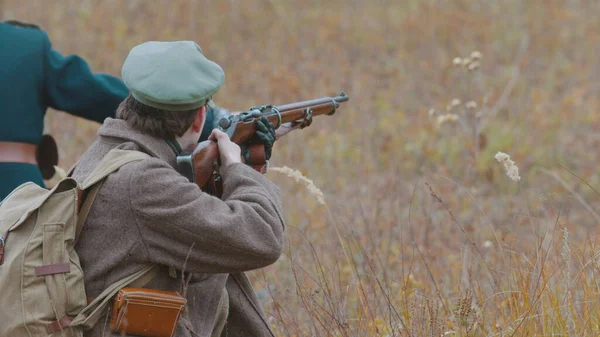 A military man is ready to shoot right on the field — Stock Photo, Image