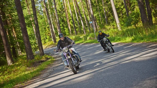 Två cyklister rider bredvid varandra längs vägen — Stockfoto