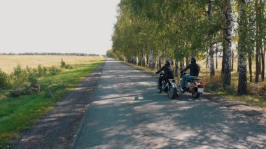 Bisikletliler birbirlerine yakın yolda gidiyorlar.