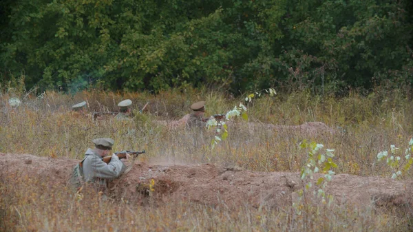 Vojáci v zákopu střílejí na hřišti. — Stock fotografie