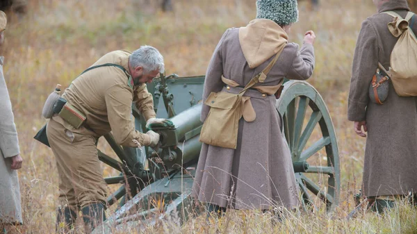 Soldado está limpiando el arma macina en el campo — Foto de Stock