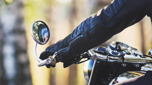 Motorrijders hand op het handvat van zijn coole fiets — Stockfoto