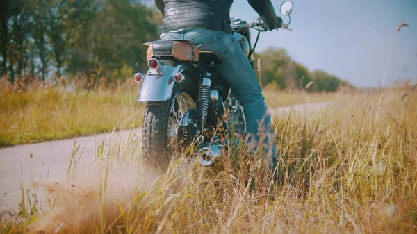 Велосипед с байкером стоит на поле — стоковое фото