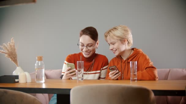 Les filles envoient un message au téléphone. — Video