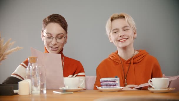 Meninas estão dando o menu para a garçonete — Vídeo de Stock