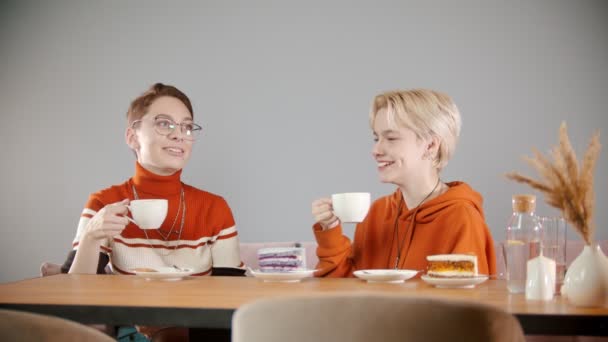 Chicas jóvenes están tomando café y hablando — Vídeos de Stock