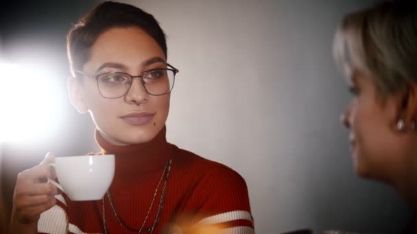 Beautiful girls are drinking coffee together — Stock Video