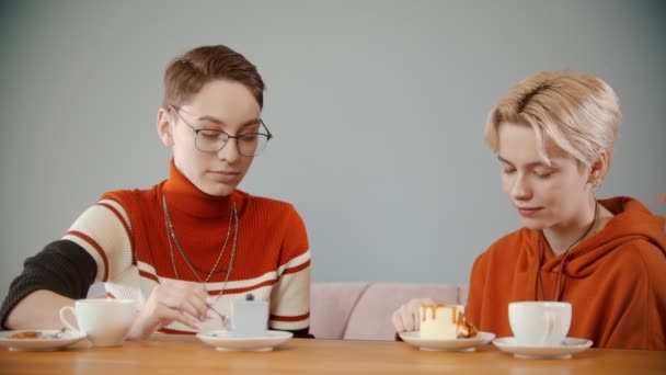 Mädchen probieren Kuchenstücke auf dem Tisch — Stockvideo