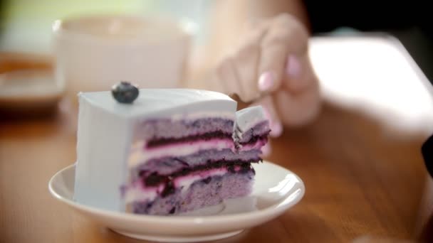 Rompre un morceau de gâteau avec une fourchette — Video