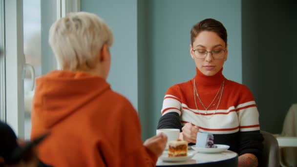 Jonge meisjes genieten van hun plakjes taarten samen — Stockvideo