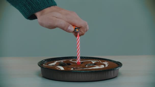 Pembe bir mumu bir pastaya çakmakla yakmak. — Stok video