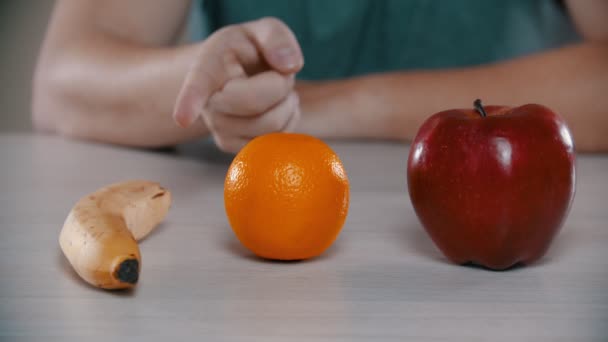 Muž si vzal jablko a kousl ho. — Stock video