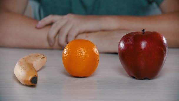 De man neemt een appel en bijt erin. — Stockvideo