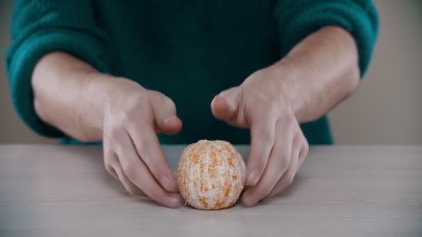 A man is breaking in half an orange — Stock Video