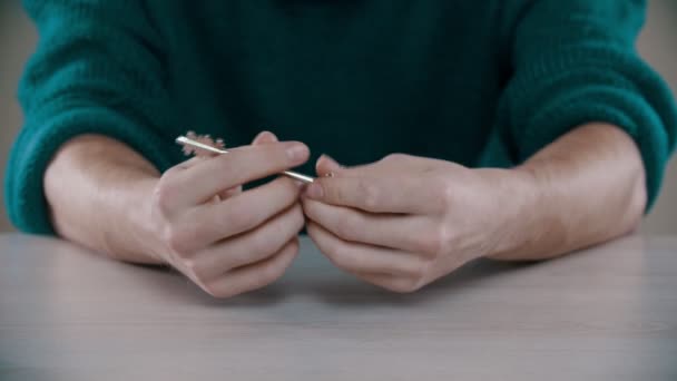 Un hombre está tocando las llaves en la mano — Vídeo de stock