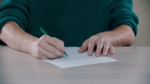Un hombre llama a la mesa con un bolígrafo — Vídeos de Stock
