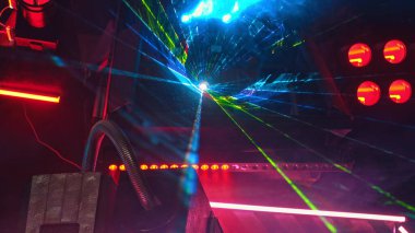 Odada bir sürü parlak lazer var.