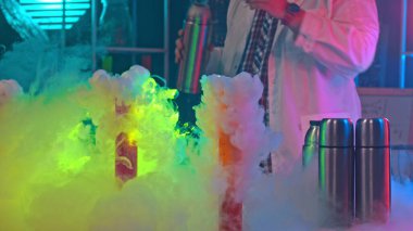 Laboratuvarda iki renkli matara sigara içiyor.