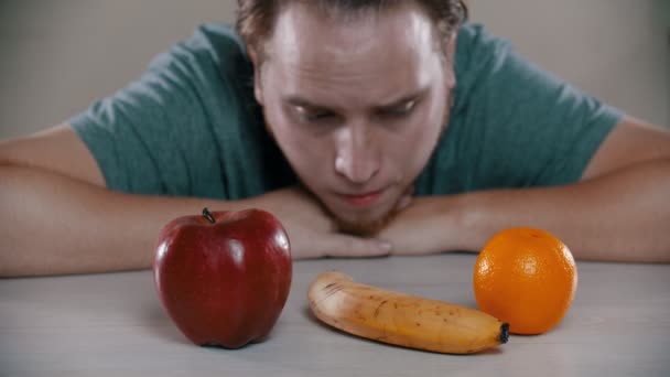 Triste hombre está sacando un pastel sobre la mesa — Vídeos de Stock