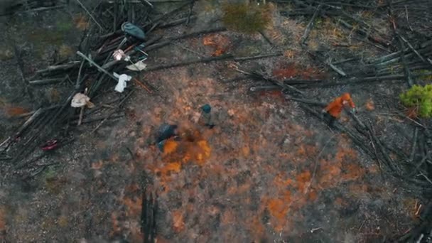 19-10-2019 RUSSIA, REPUBLIC OF TATARSTAN: Soldiers of World War II walking in the forest and preparing the place for the overnight stay — Stock Video