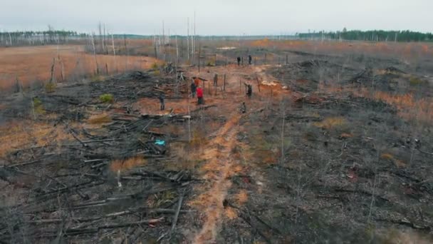 19-10-2019 RUSIA, REPÚBLICA DE TATARSTÁN: La gente caminando sobre el suelo quemado y cavando las trincheras — Vídeos de Stock