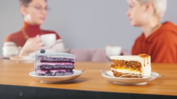 Deliciosos trozos de pastel están de pie sobre la mesa — Vídeos de Stock