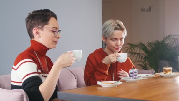 Las niñas están tomando café y disfrutando del sabor — Vídeos de Stock