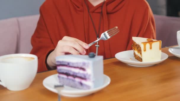 Chica está rompiendo un pedazo de pastel de zanahoria — Vídeos de Stock