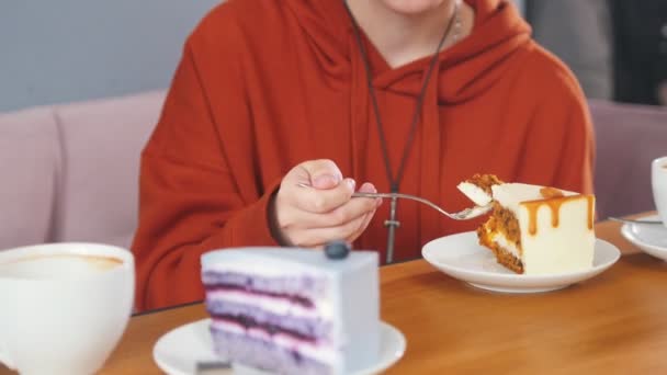 Gyönyörű lány eszik egy szelet tortát. — Stock videók