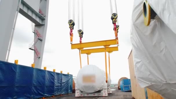 Vrachtvervoer - heffen en verplaatsen van de lading op de lange touwen — Stockvideo